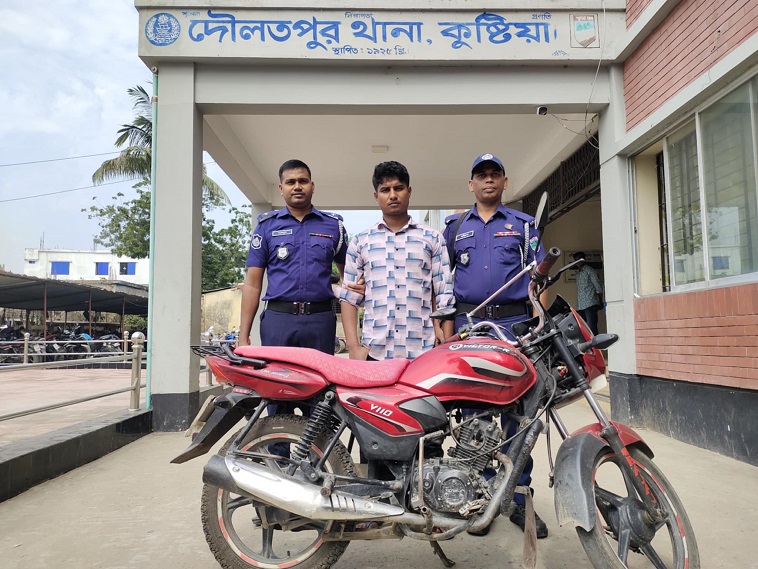 দৌলতপুরে ছিনতাইয়ের নাটক! নিজের জালে নিজেই ধরা